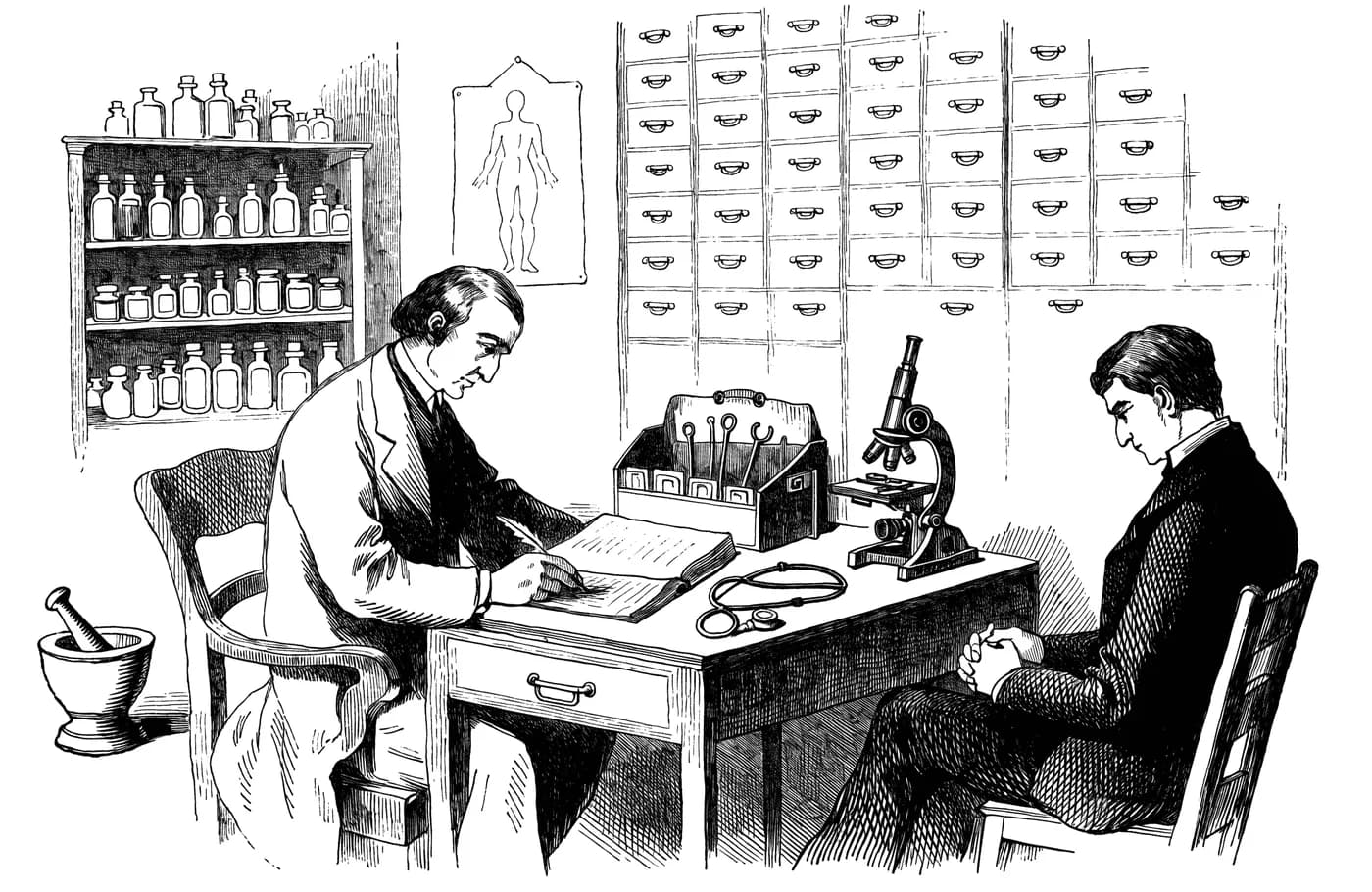 Grabado de un consultorio médico victoriano: un muro de cajones de archivo, un médico escribiendo en un libro de registro, fichero, microscopio, estetoscopio, botica de frascos y un paciente esperando.